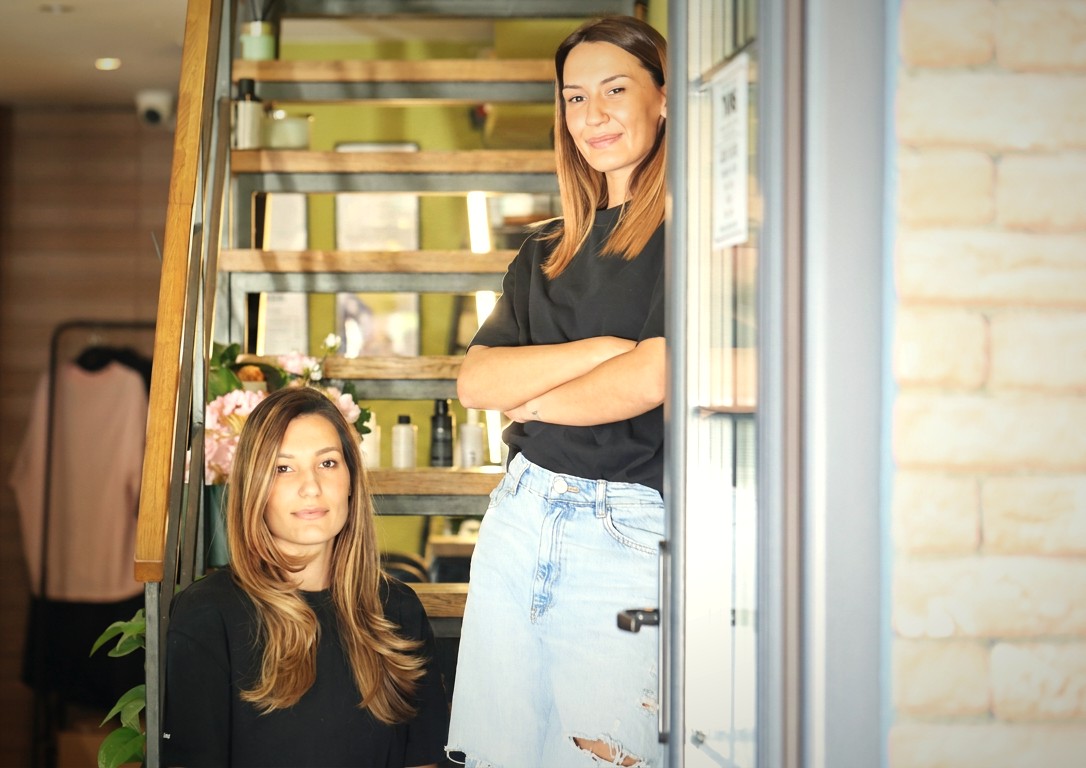 Ajša i Eniza, sestre i osnivačice Twins ateljea, u salonu na Grbavici